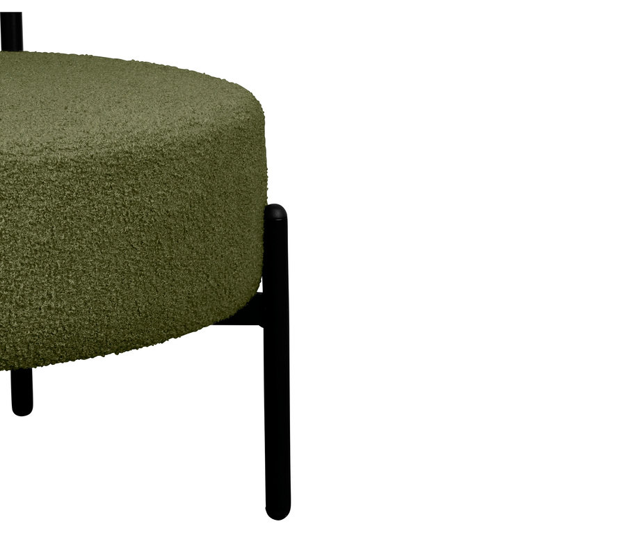 Detailansicht eines olivgrünen Hockers mit schwarzem Metallfuß vor weißem Hintergrund.