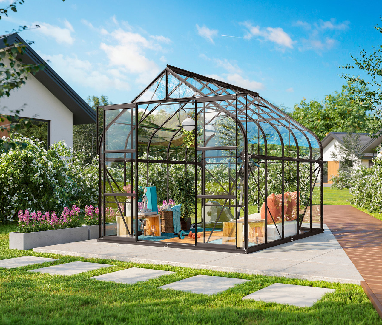 Das Vitavia Gewächshaus, ESG 8,3 m² inkl. Rahmenfundament steht im Garten. Im Inneren befinden sich Möbel und Pflanzen.