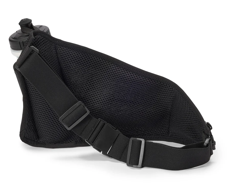 Schwarze Gürteltasche mit verstellbarem Riemen und einer Wasserflasche in der Halterung.