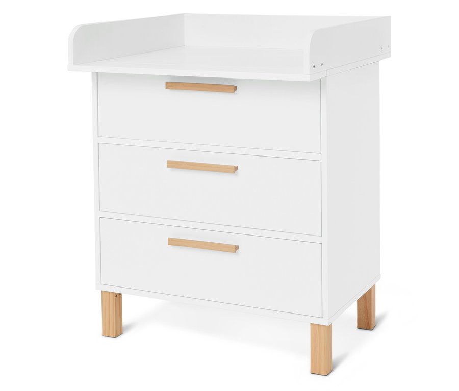 Weißer Wickeltisch mit drei Schubladen und hellbraunen Griffen und Beinen.