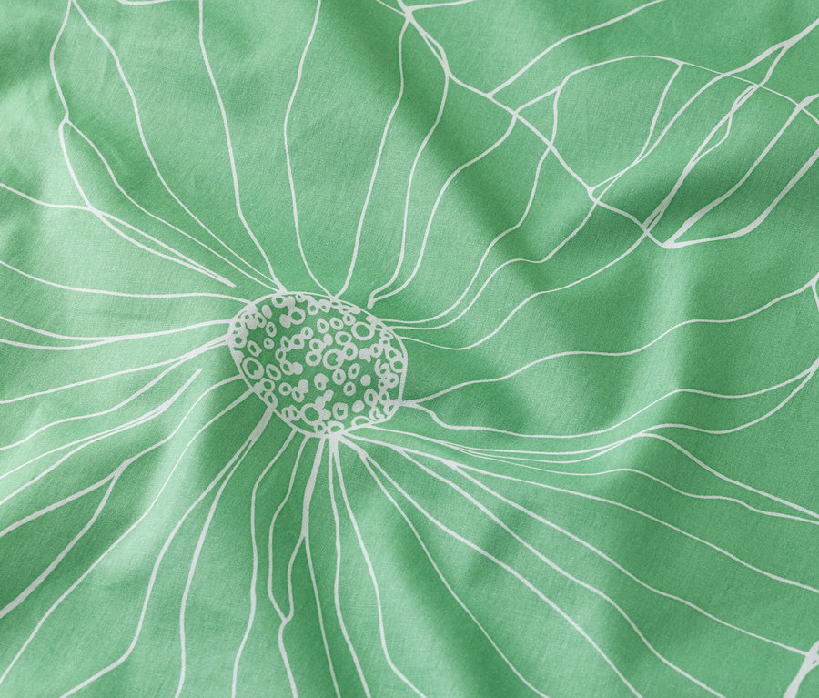 Nahaufnahme eines mintgrünen Stoffes mit einem weißen Blumenmuster.