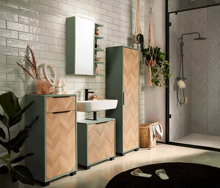 Badezimmer-Anordnung mit Waschbeckenunterschrank, Spiegelschrank, Hochschrank in Grün und Holzoptik, Dusche und Dekorationen.