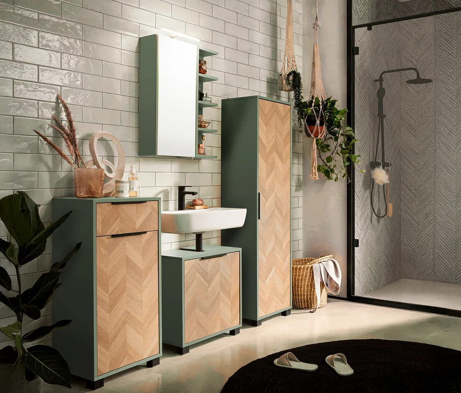 Badezimmer-Anordnung mit Waschbeckenunterschrank, Spiegelschrank, Hochschrank in Grün und Holzoptik, Dusche und Dekorationen.