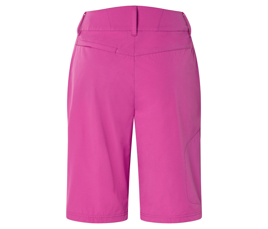 Nahaufnahme der Rückseite einer pinken Shorts.