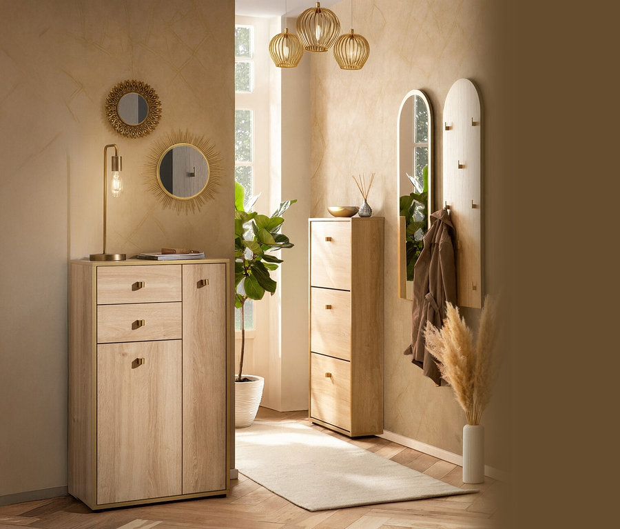 Flur mit Schuhschrank, Spiegelelement »Flora« und Deko-Elementen.