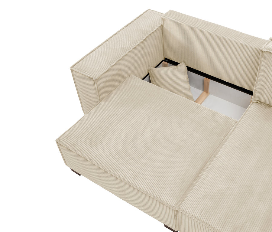 Beige Cord-Eckcouch mit offenem Stauraum und Kissen.