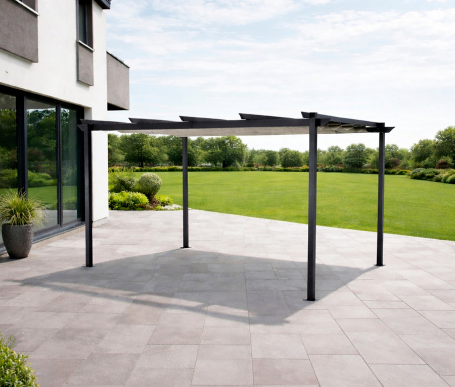 Eine Leco Pergola, ca. 4 x 3 m, steht auf einer Terrasse vor einem Haus mit Rasenfläche.