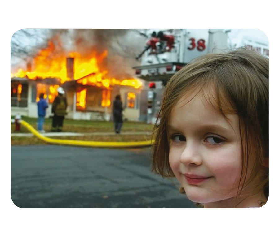 Mädchen blickt auf ein brennendes Haus im Hintergrund, Feuerwehrleute und ein Feuerwehrauto sind auch zu sehen.