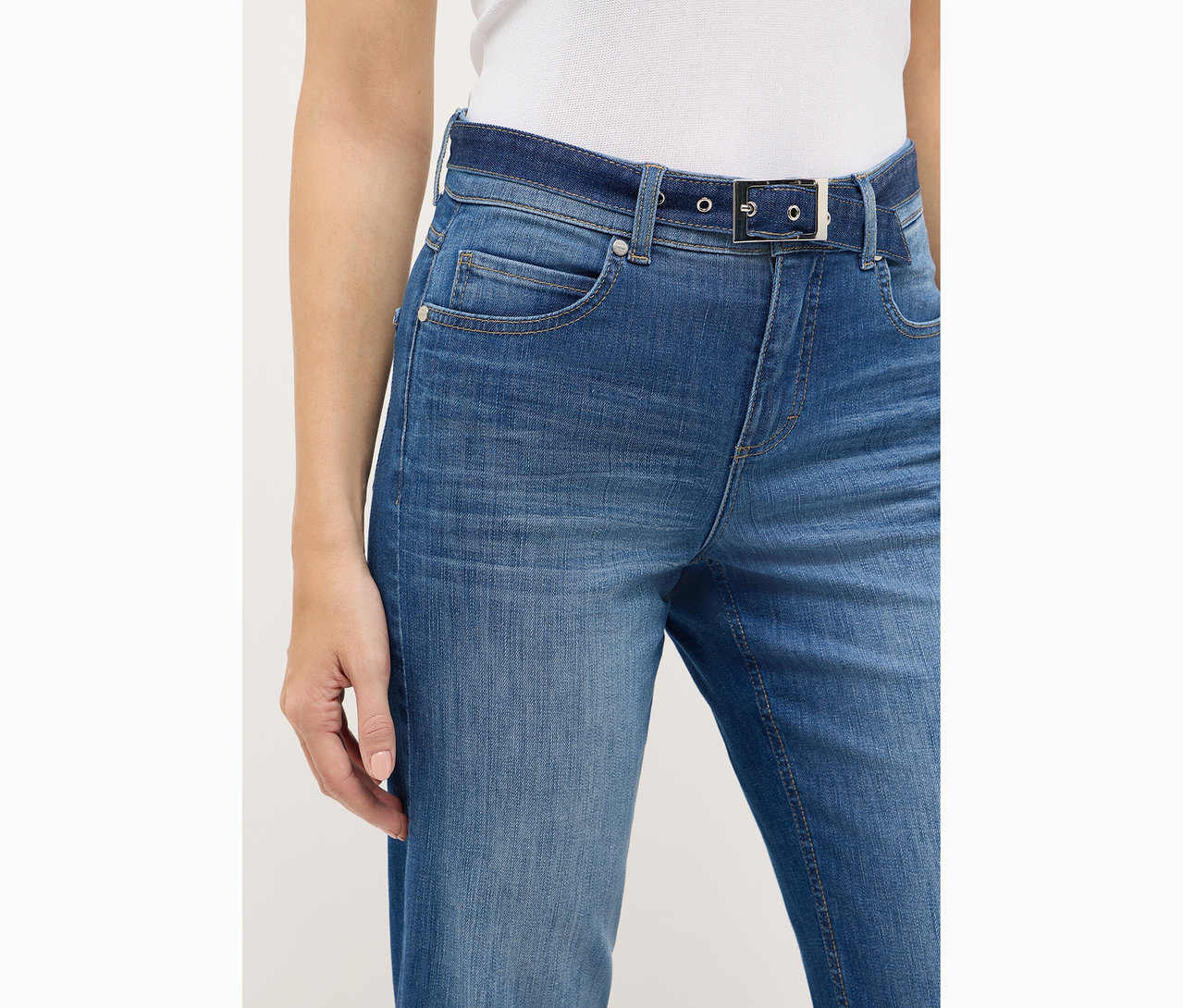 Nahaufnahme einer Frau, die Angels Denim »Lara City« Straight Fit Jeans trägt.