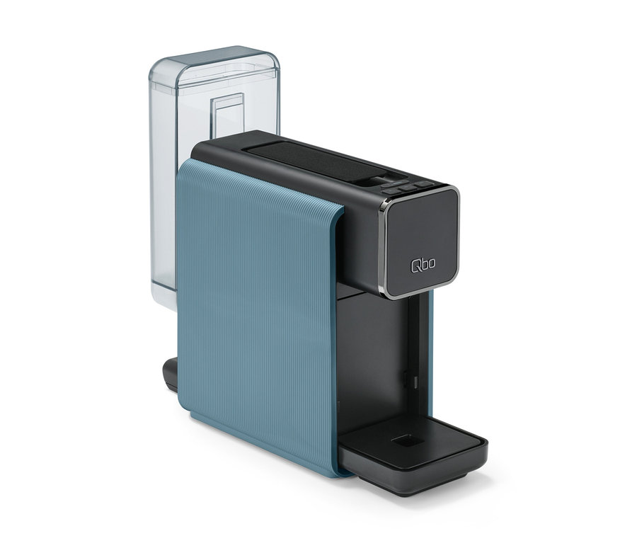 Qbo ONE Kapselmaschine in Misty Blue und Schwarz mit transparentem Wassertank und Abtropfschale.