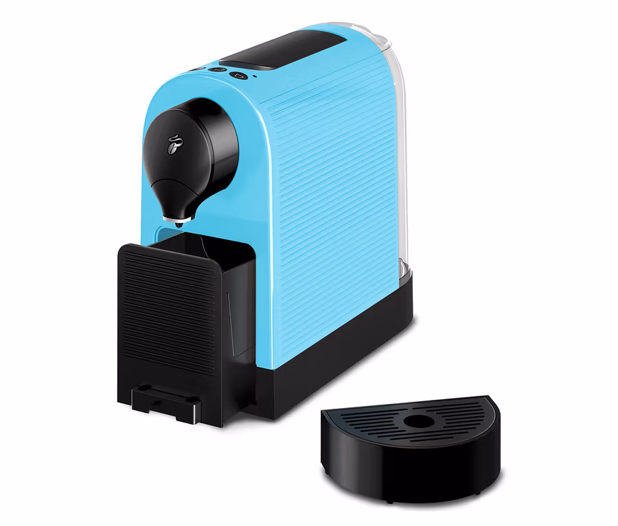 Eine hellblaue Kapsel-Kaffeemaschine mit schwarzem Auslauf und Auffangbehälter steht auf einer weißen Oberfläche.