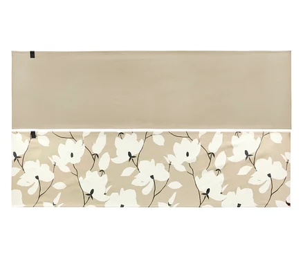 Zwei rechteckige Stoffmuster, eines einfarbig beige und eines beige mit weißem Blumenmuster, sind vertikal übereinander angeordnet.