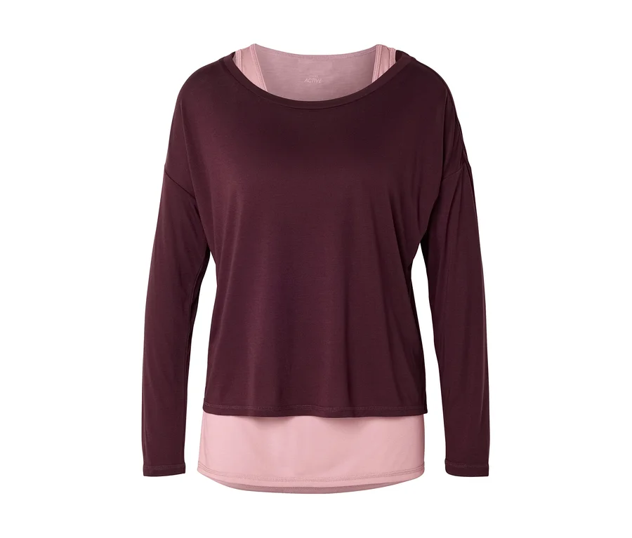 Dunkelrotes, langärmliges Oberteil über einem rosa Tanktop.
