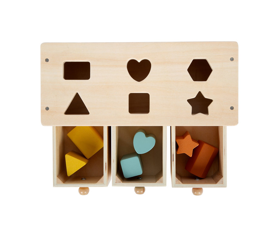 Hölzernes Montessori-Steckspiel "small foot Montessori-Bundle 3" mit sechs Aussparungen (Rechteck, Herz, Sechseck, Dreieck, Quadrat, Stern) und drei offenen Schubladen, die passende gelbe, hellblaue und orangefarbene Holzklötze zeigen.