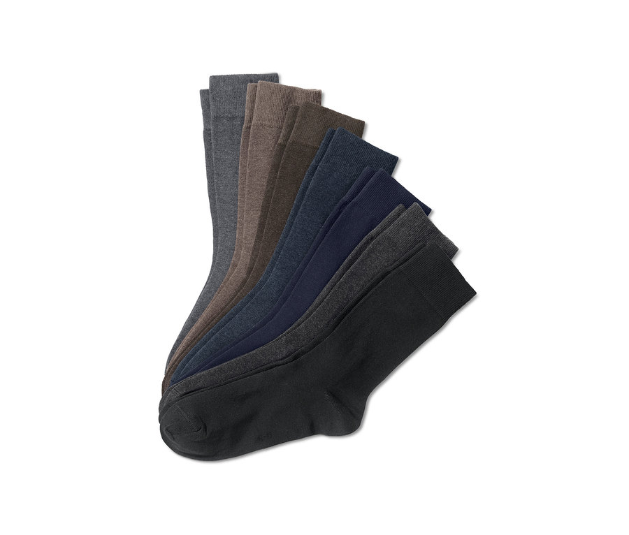 Ein Set aus acht Paar Herrensocken in verschiedenen Farben auf weißem Hintergrund.