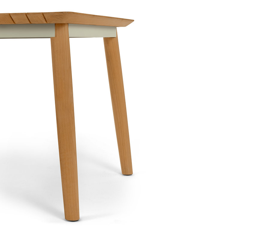Detailansicht eines ausziehbaren Teak-Gartentisches mit Teakholzbeinen.