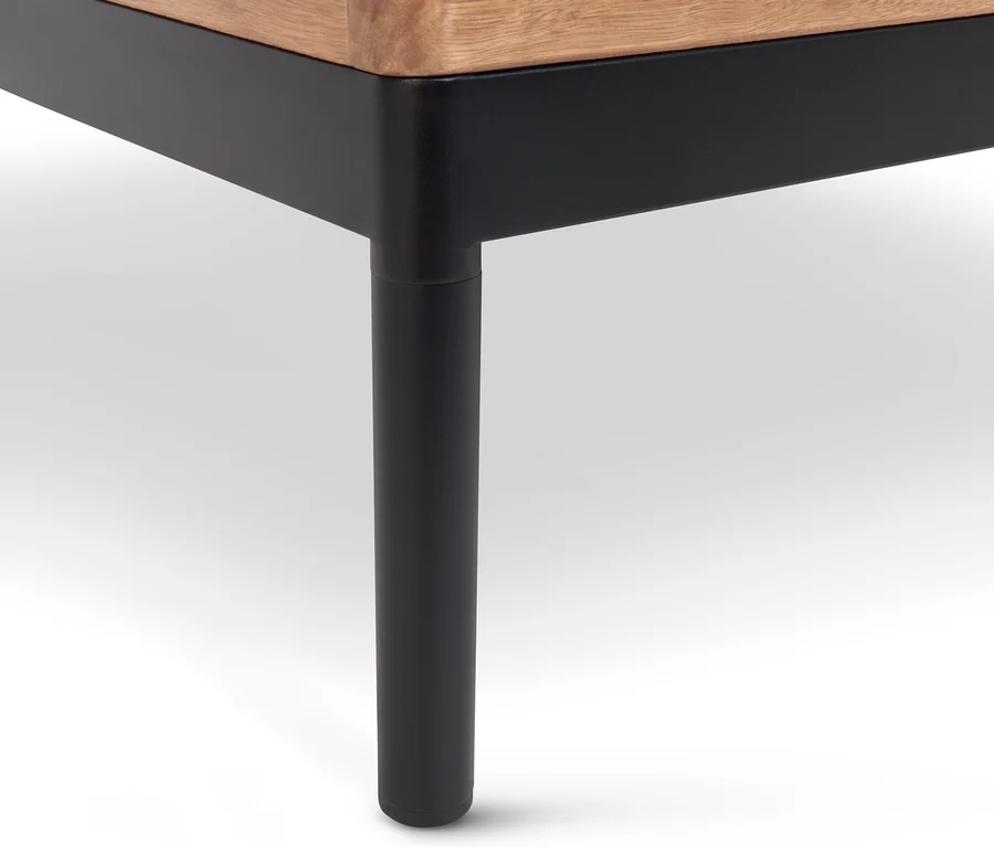 Detailaufnahme einer variablen Lounge-Ecke Elin mit Holzarmlehne und grauer Polsterung.