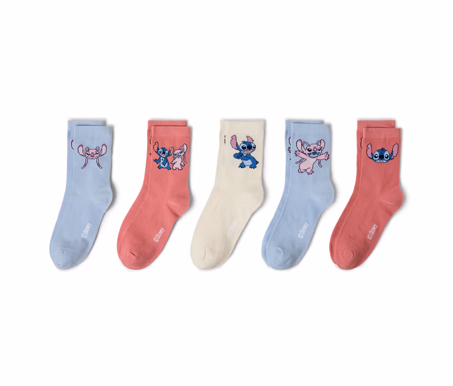 Fünf Sockenpaare liegen nebeneinander, jedes mit verschiedenen Stitch-Motiven in Rosa, Blau und Beige.