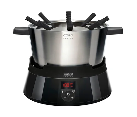 CASO Induktions-Fondue aus Edelstahl mit schwarzem Sockel und schwarzen Fonduegabeln.
