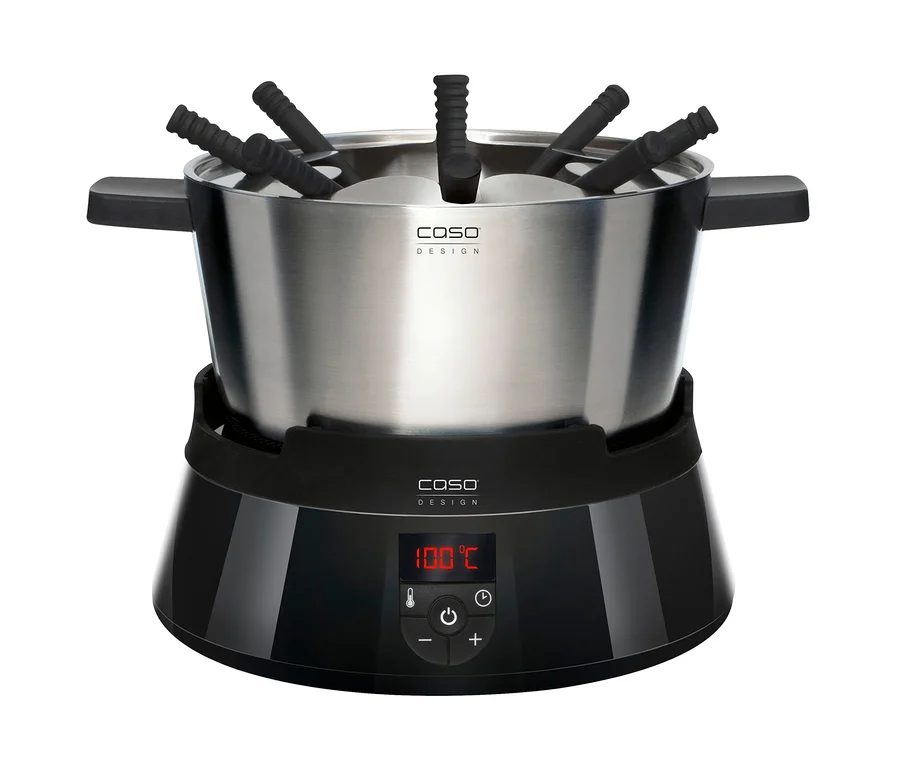 CASO Induktions-Fondue aus Edelstahl mit schwarzem Sockel und schwarzen Fonduegabeln.