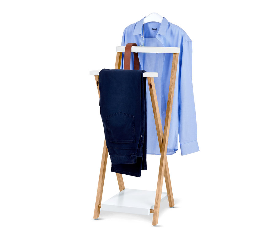 Auf einem Ständer hängen ein blaues Hemd auf einem Bügel und eine dunkelblaue Hose.