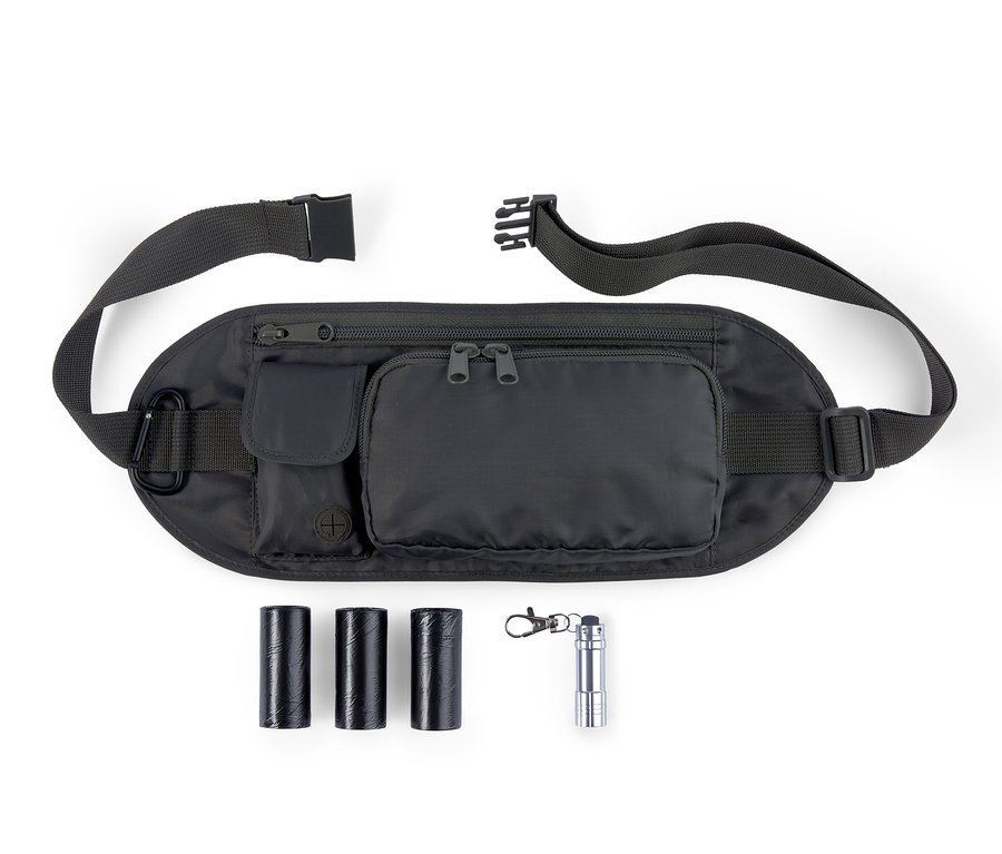 Eine schwarze Hunde-Gassibeutel-Tasche liegt auf einem weißen Hintergrund.