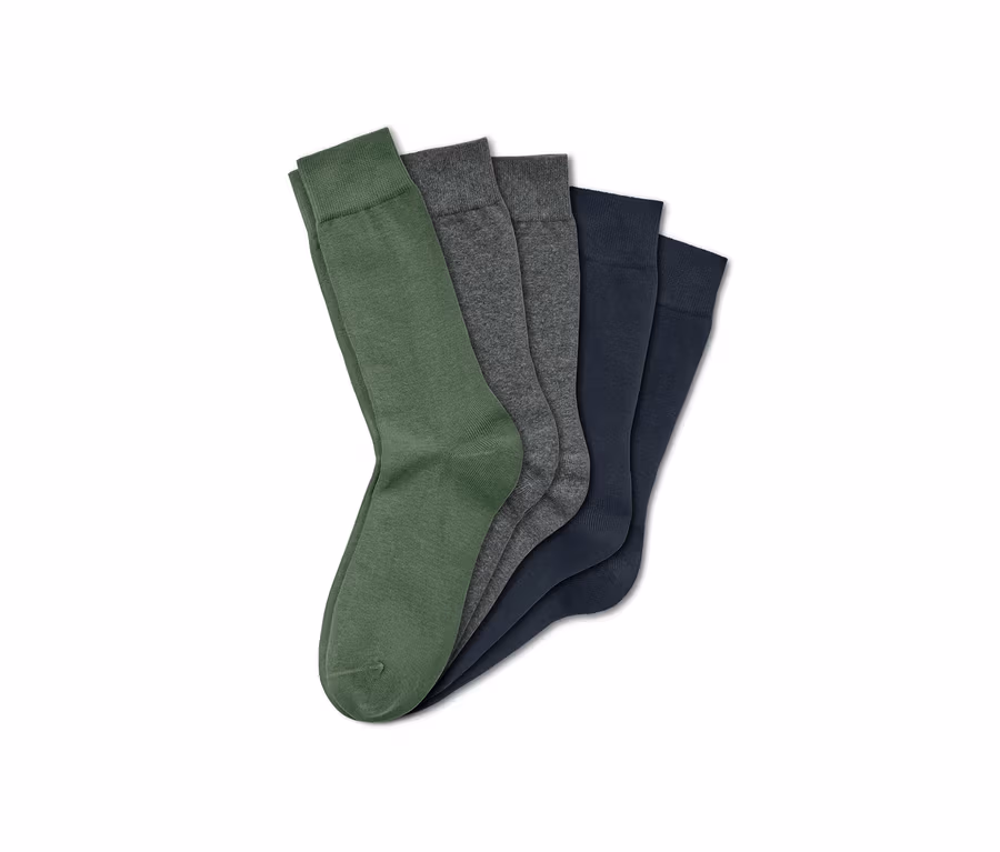 Auf einem weißen Hintergrund liegen 5 Paar Socken.