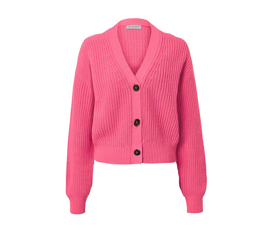 Pinker Grobstrick-Cardigan mit braunen Knöpfen.