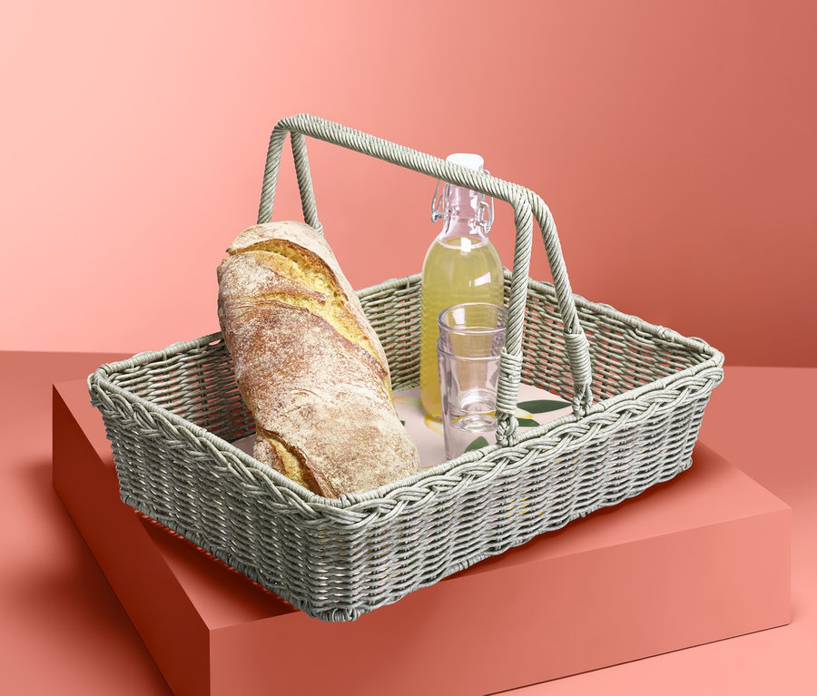 Brot, Glas und Limonadenflasche im Korbtablett.