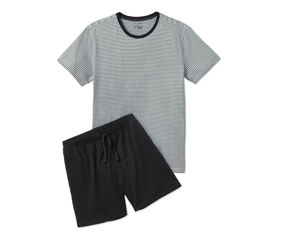 Ein Shorty-Pyjama mit einem gestreiften T-Shirt und schwarzen Shorts.
