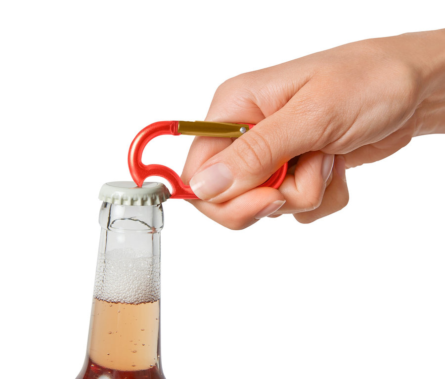 Eine Hand öffnet eine Flasche mit einem roten 4 Karabinerhaken.