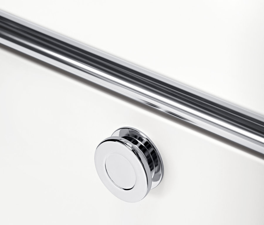 Detailansicht eines weißen »CN3« Rollcontainers mit einem verchromten Griff und einem runden Knauf.