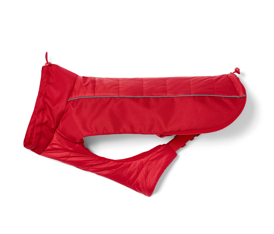 Eine rote Hundejacke liegt auf einem weißen Hintergrund.
