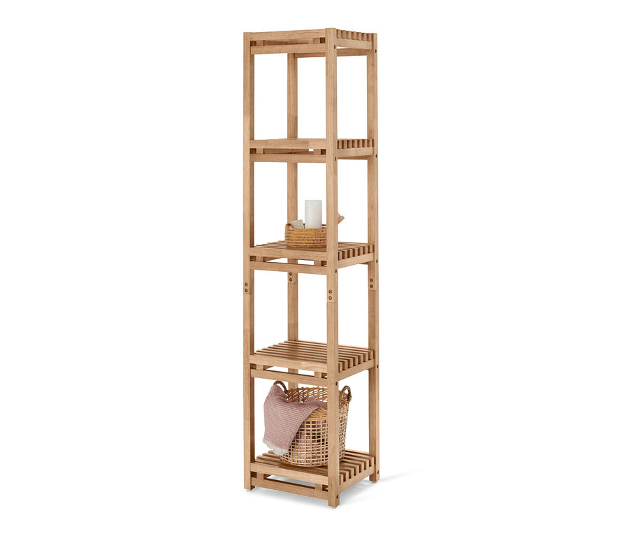 Schmales Standregal aus Holz mit vier Regalböden. Auf den Regalböden stehen eine Kerze in einem Weidenkorb und ein Korb mit einem Handtuch.