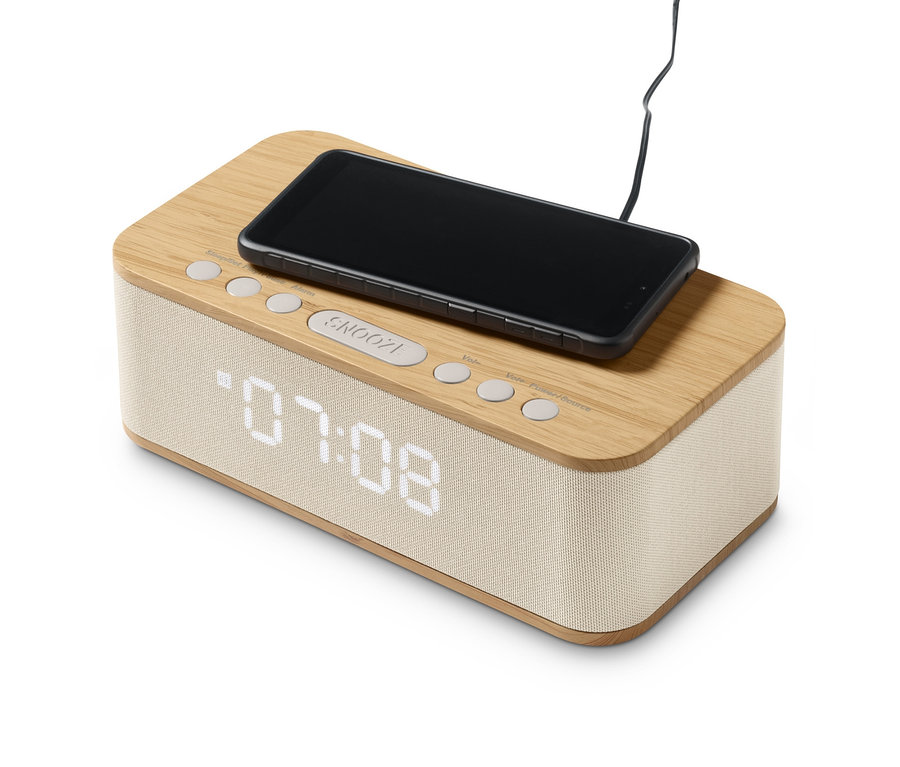 Schwarzes Smartphone liegt auf Bluetooth®-Wecker mit kabelloser Ladefunktion.
