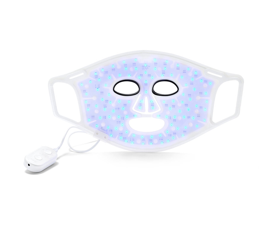 Die weiße Silk'n LED-Gesichtsmaske 100 mit Aussparungen für Augen, Nase und Mund liegt auf einem weißen Hintergrund.