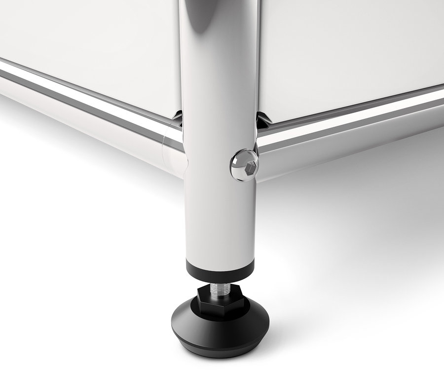 Detailaufnahme eines weißen Metallregals CN3, das auf einem schwarzen, verstellbaren Fuß steht.