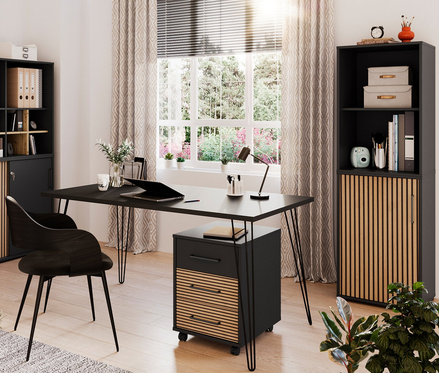 Ein schwarzer Schreibtisch steht in einem Arbeitszimmer, ergänzt durch einen schwarzen Rollcontainer »Hank« und einen Stuhl. Im Hintergrund befinden sich ein Fenster und diverse Aktenschränke und Regale »Hank«.