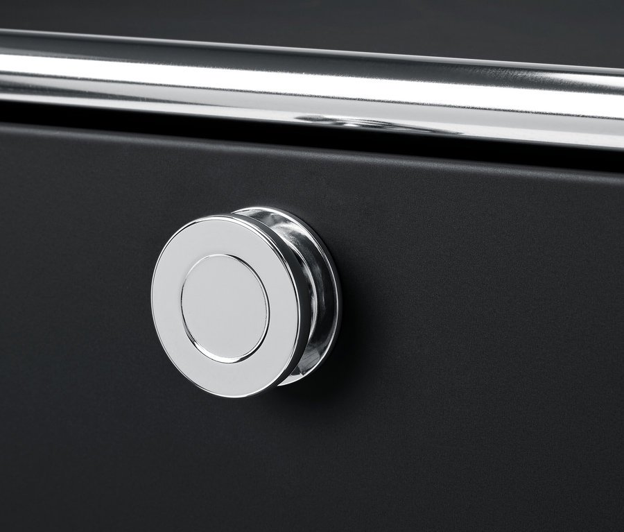 Detailaufnahme einer Kommode Metall »CN3« mit Schublade und Klappenfach.