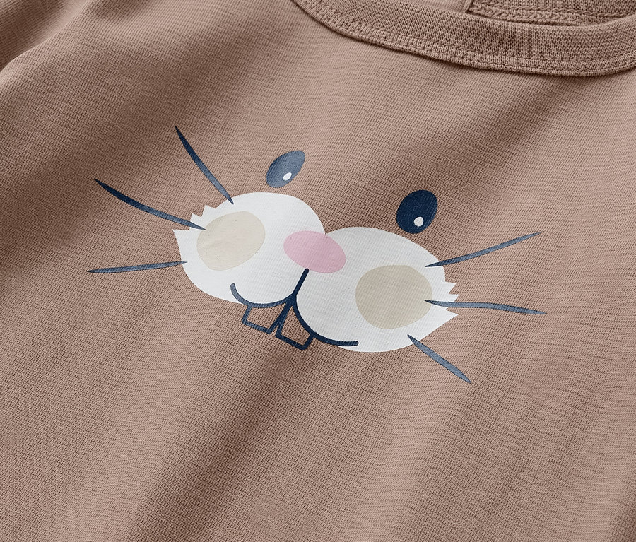 Detailaufnahme eines braunen Baby-Sets mit Hasengesicht.