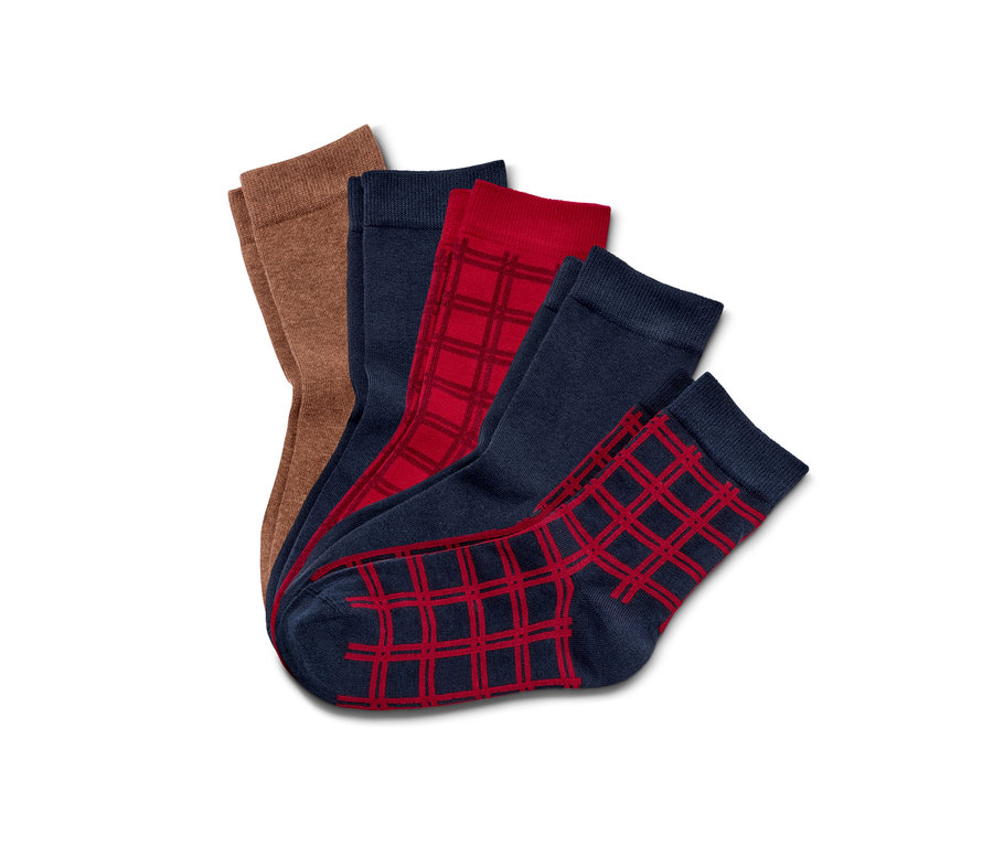 Detailansicht von fünf Paar Socken in verschiedenen Farben und Mustern.