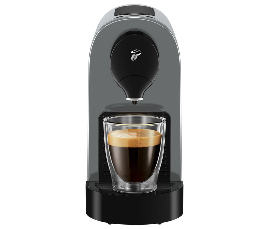 Graue Cafissimo pure+ mit einer Tasse Kaffee.