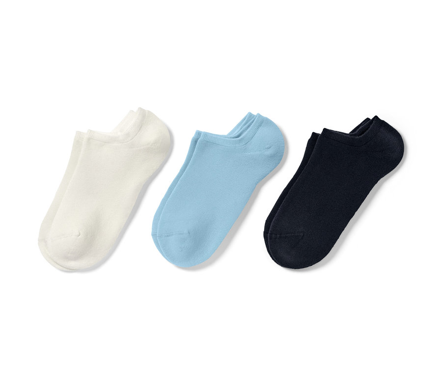 Drei Paar gefütterte Sneakersocken in Weiß, Blau und Schwarz.