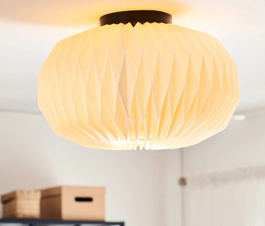 LED-Deckenleuchte mit Origamischirm.