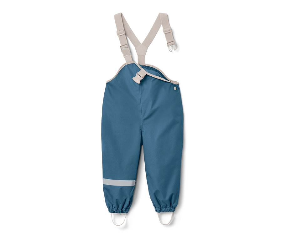 Blaue Kleinkind-Regenhose mit beigen Hosenträgern.