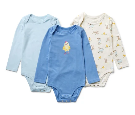 Drei blaue Baby-Bodys mit Mitwachsfunktion.