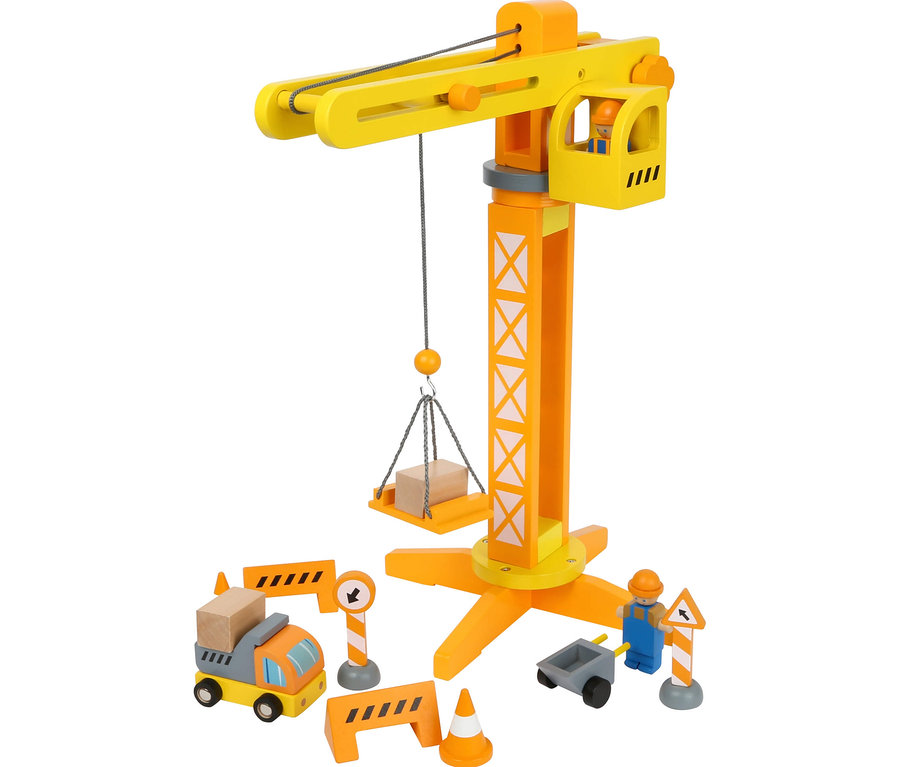 Gelb-orangener small foot Baukran mit Baustellenzubehör aus Holz.