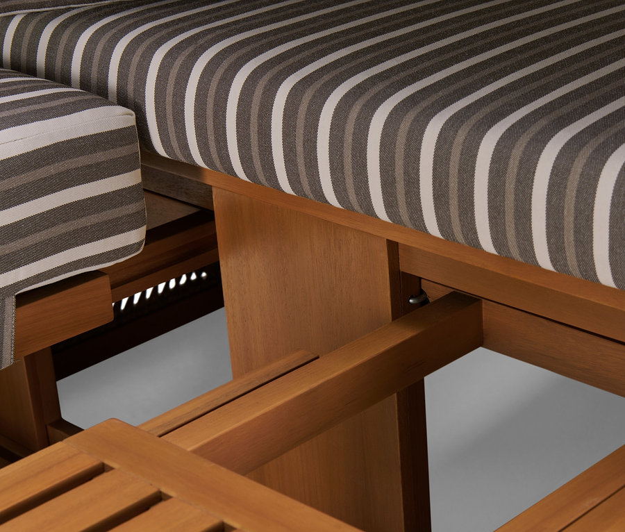 Detailansicht eines Premium-Strandkorbs XL mit Ausklapptisch, der die gestreiften Polster und den Holzrahmen zeigt.