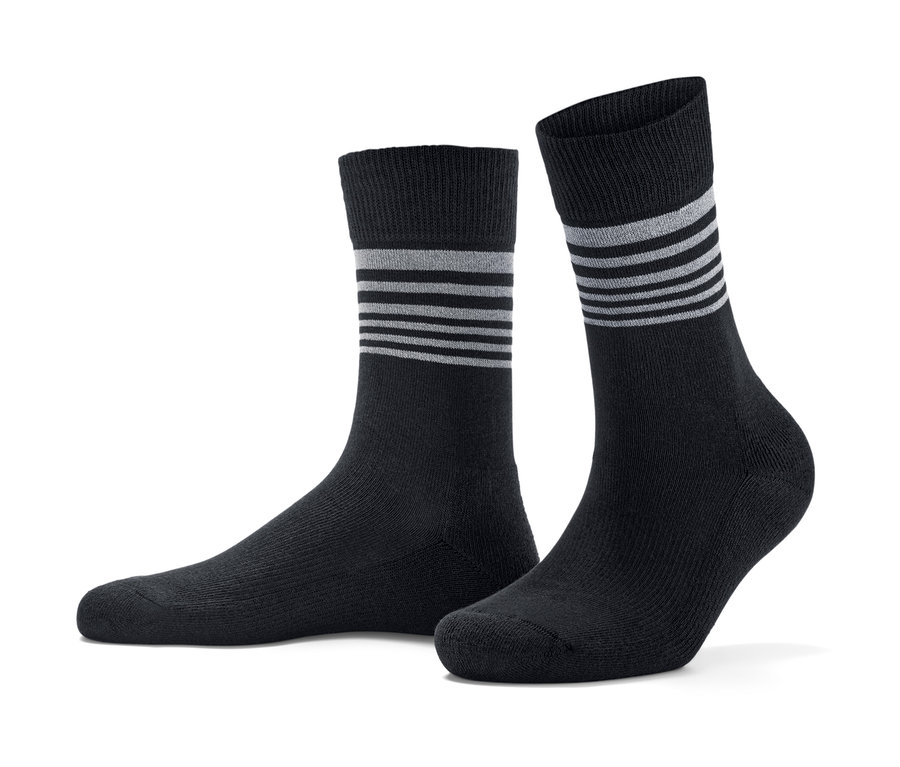 Zwei schwarze Laufsocken mit grauen Streifen.