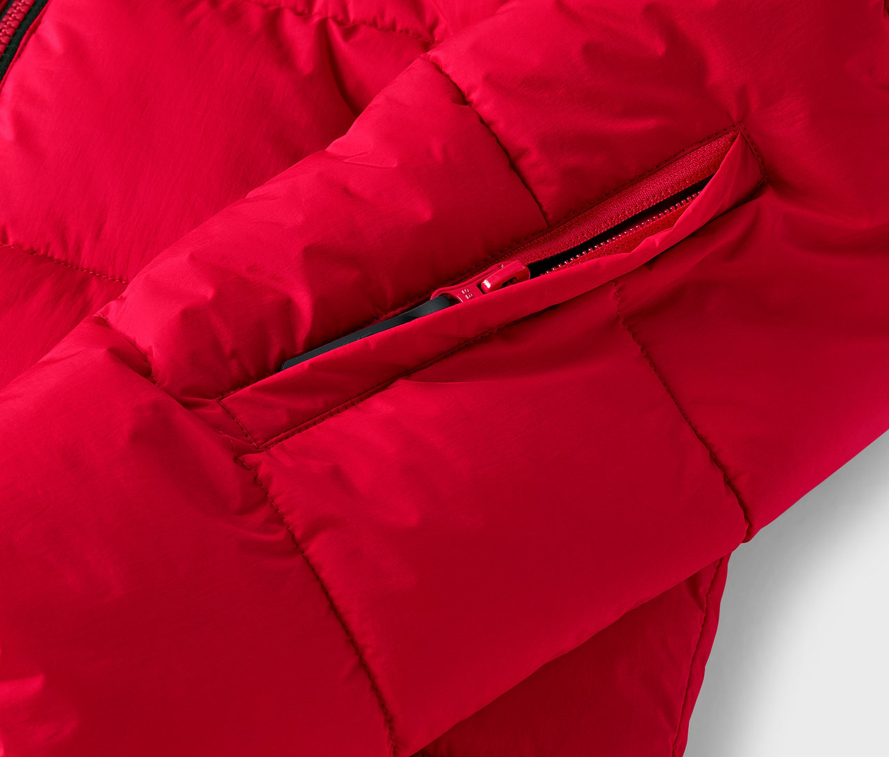 Detailaufnahme einer roten Steppjacke mit Reißverschlusstasche.